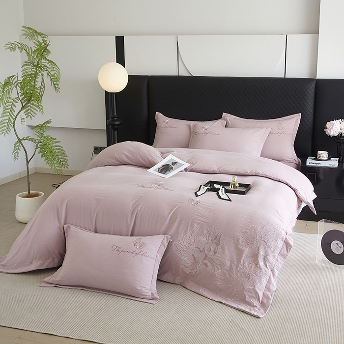 91家纺网 家纺一手货源 找家纺 金纱玉纺家纺 2025新款水洗棉工艺刺绣四件套 沁颜花开-紫豆沙