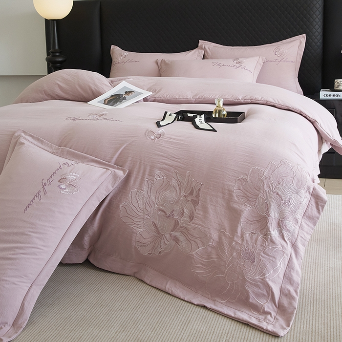 91家纺网 家纺一手货源 找家纺 金纱玉纺家纺 2025新款水洗棉工艺刺绣四件套 沁颜花开-紫豆沙