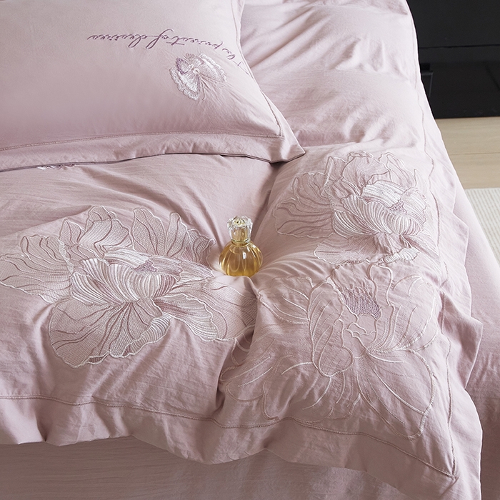 91家纺网 家纺一手货源 找家纺 金纱玉纺家纺 2025新款水洗棉工艺刺绣四件套 沁颜花开-紫豆沙