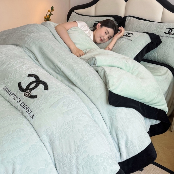 91家纺网 家纺一手货源 找家纺 （总）言熙居家纺 2025新款全消光240克雕花牛奶绒四件套一套重9斤小香风系列