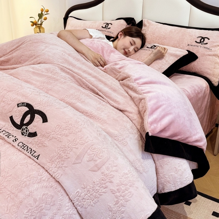 91家纺网 家纺一手货源 找家纺 （总）言熙居家纺 2025新款全消光240克雕花牛奶绒四件套一套重9斤小香风系列