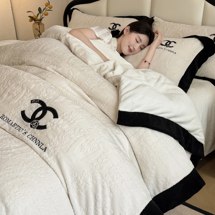 91家纺网 家纺一手货源 找家纺 言熙居家纺 2025新款全消光240克雕花牛奶绒四件套一套重9斤小香风系列 小香风-奶白