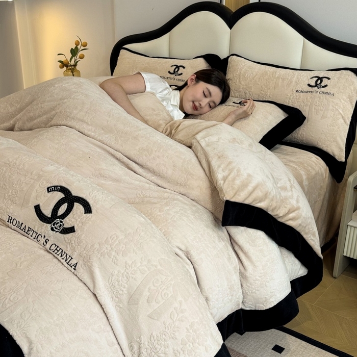 91家纺网 家纺一手货源 找家纺 言熙居家纺 2025新款全消光240克雕花牛奶绒四件套一套重9斤小香风系列 小香风-香槟白