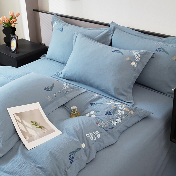 91家纺网 家纺一手货源 找家纺 金纱玉纺家纺 2025新款水洗棉工艺刺绣四件套 恬静时光-宾利蓝