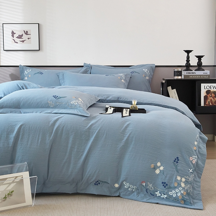 91家纺网 家纺一手货源 找家纺 金纱玉纺家纺 2025新款水洗棉工艺刺绣四件套 恬静时光-宾利蓝