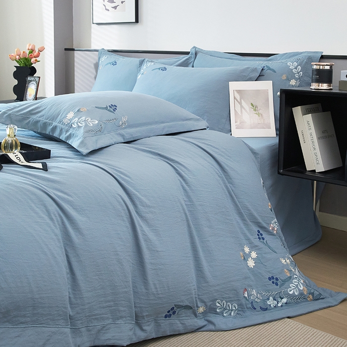 91家纺网 家纺一手货源 找家纺 金纱玉纺家纺 2025新款水洗棉工艺刺绣四件套 恬静时光-宾利蓝