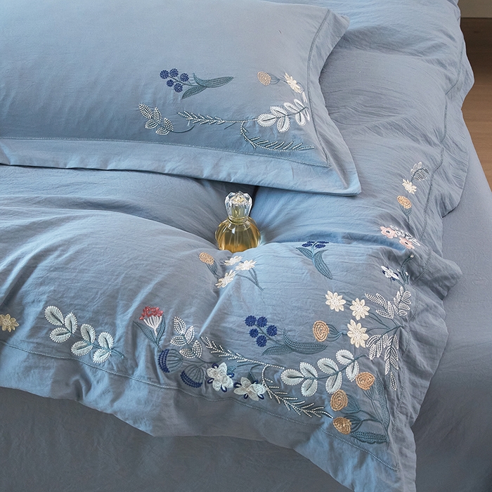 91家纺网 家纺一手货源 找家纺 金纱玉纺家纺 2025新款水洗棉工艺刺绣四件套 恬静时光-宾利蓝