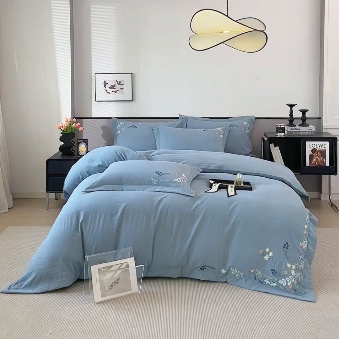 91家纺网 家纺一手货源 找家纺 金纱玉纺家纺 2025新款水洗棉工艺刺绣四件套 恬静时光-宾利蓝