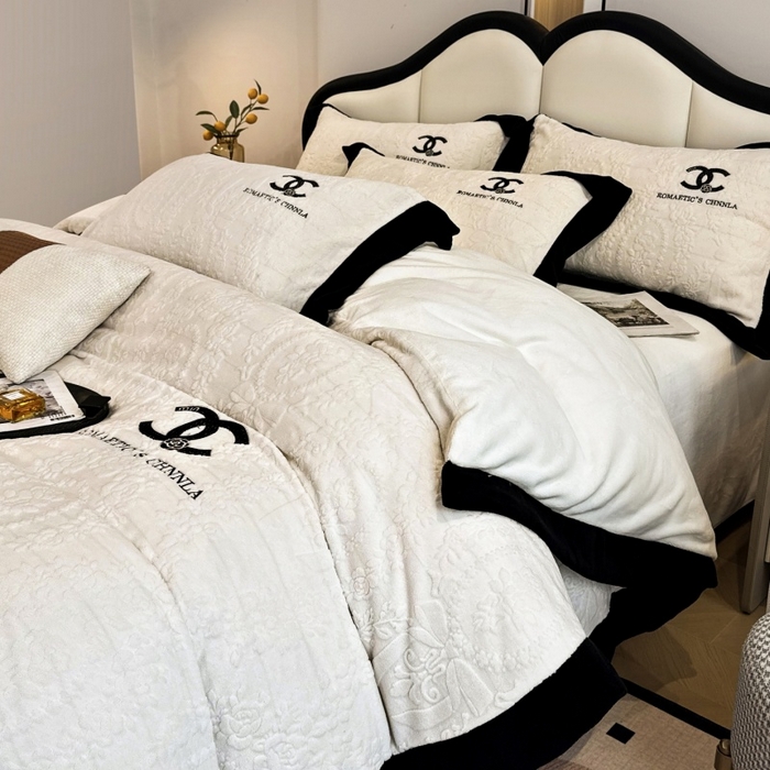 91家纺网 家纺一手货源 找家纺 言熙居家纺 2025新款全消光240克雕花牛奶绒四件套一套重9斤小香风系列 小香风-奶白