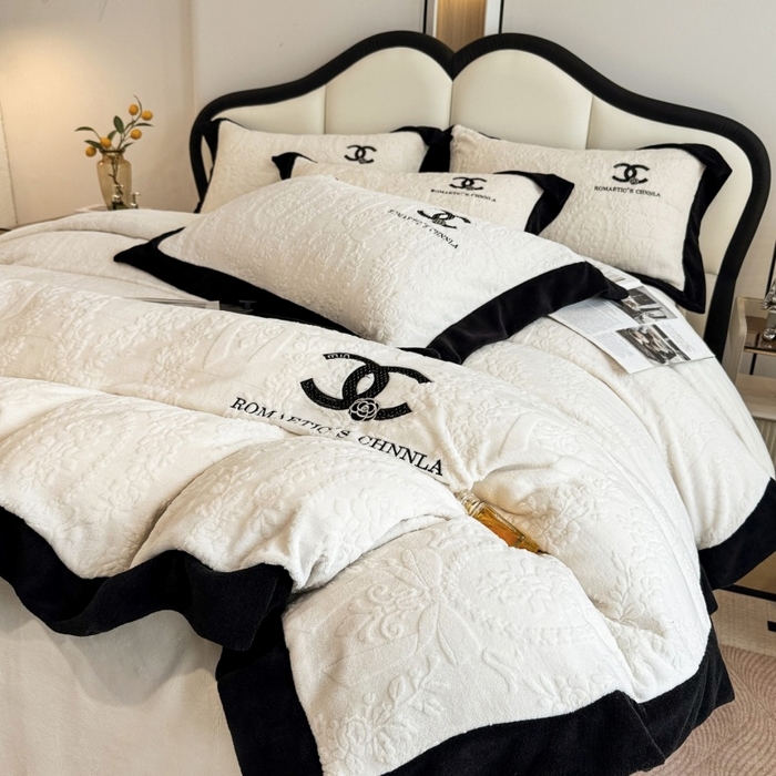 91家纺网 家纺一手货源 找家纺 言熙居家纺 2025新款全消光240克雕花牛奶绒四件套一套重9斤小香风系列 小香风-奶白