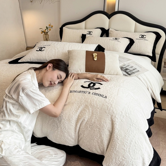 91家纺网 家纺一手货源 找家纺 言熙居家纺 2025新款全消光240克雕花牛奶绒四件套一套重9斤小香风系列 小香风-奶白