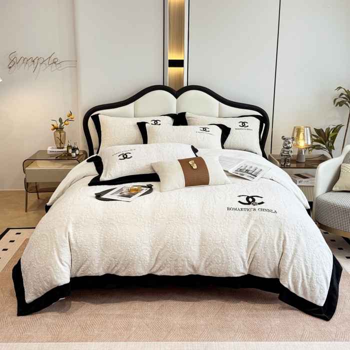 91家纺网 家纺一手货源 找家纺 言熙居家纺 2025新款全消光240克雕花牛奶绒四件套一套重9斤小香风系列 小香风-奶白