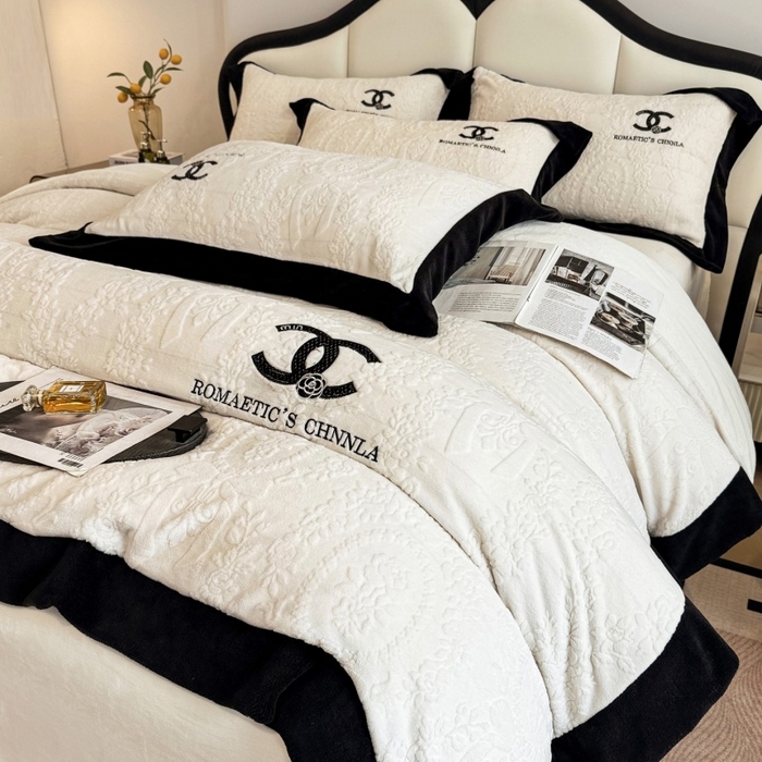 91家纺网 家纺一手货源 找家纺 言熙居家纺 2025新款全消光240克雕花牛奶绒四件套一套重9斤小香风系列 小香风-奶白