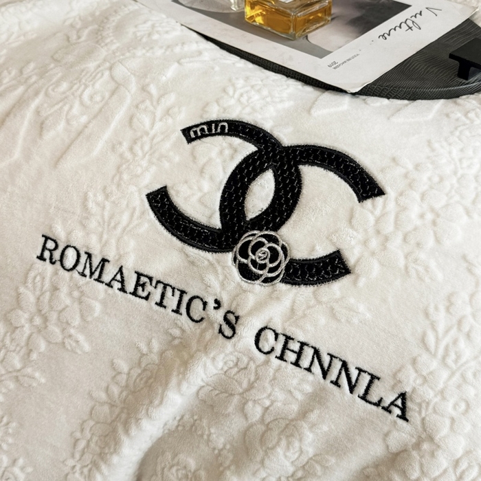 91家纺网 家纺一手货源 找家纺 言熙居家纺 2025新款全消光240克雕花牛奶绒四件套一套重9斤小香风系列 小香风-奶白