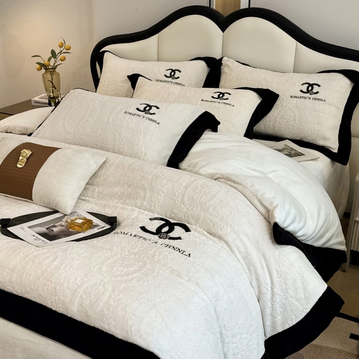 91家纺网 家纺一手货源 找家纺 言熙居家纺 2025新款全消光240克雕花牛奶绒四件套一套重9斤小香风系列 小香风-奶白