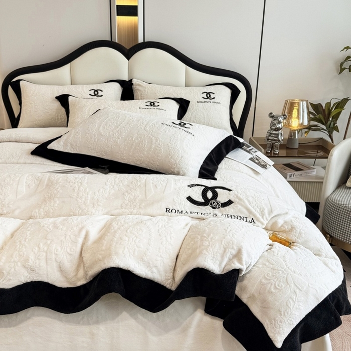 91家纺网 家纺一手货源 找家纺 言熙居家纺 2025新款全消光240克雕花牛奶绒四件套一套重9斤小香风系列 小香风-奶白