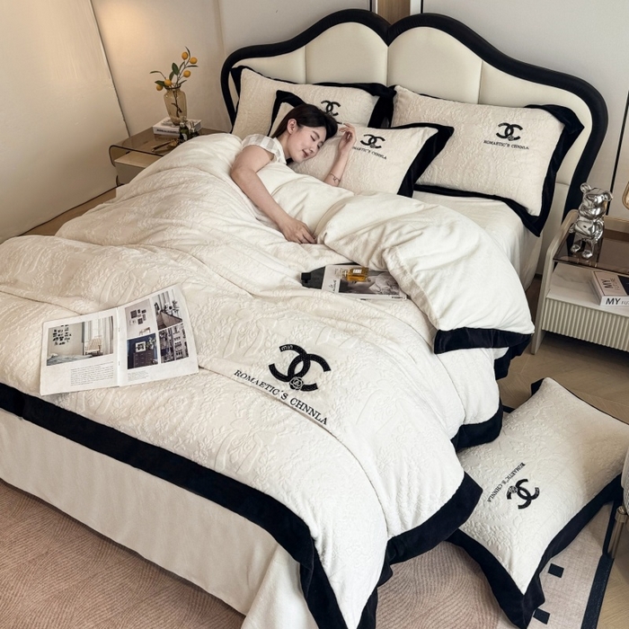 91家纺网 家纺一手货源 找家纺 言熙居家纺 2025新款全消光240克雕花牛奶绒四件套一套重9斤小香风系列 小香风-奶白