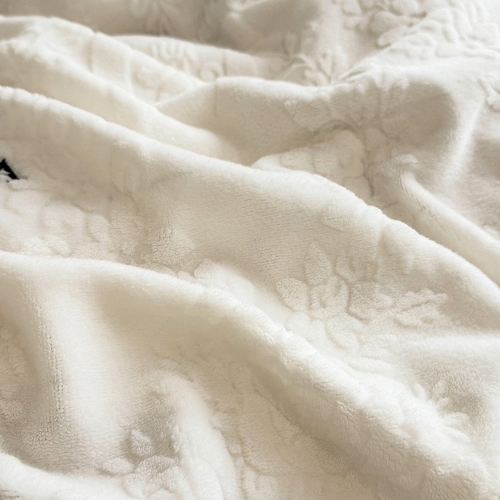 91家纺网 家纺一手货源 找家纺 言熙居家纺 2025新款全消光240克雕花牛奶绒四件套一套重9斤小香风系列 小香风-奶白