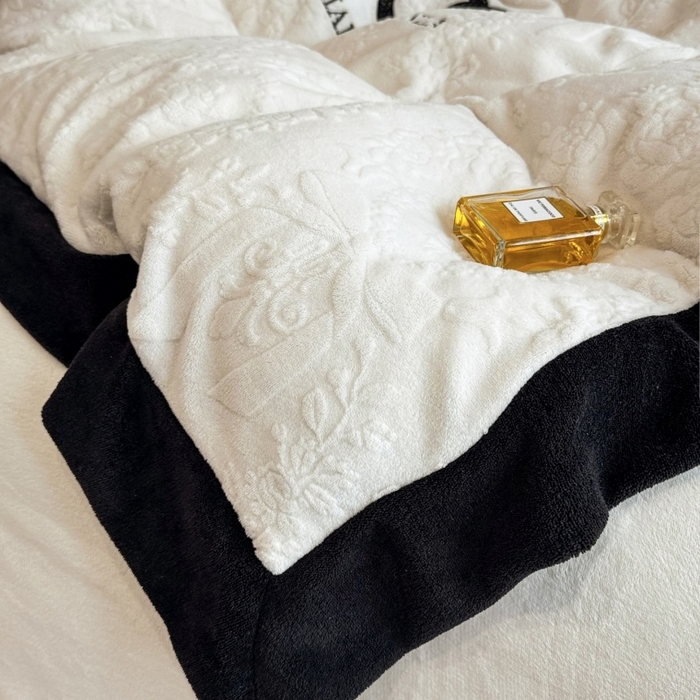 91家纺网 家纺一手货源 找家纺 言熙居家纺 2025新款全消光240克雕花牛奶绒四件套一套重9斤小香风系列 小香风-奶白