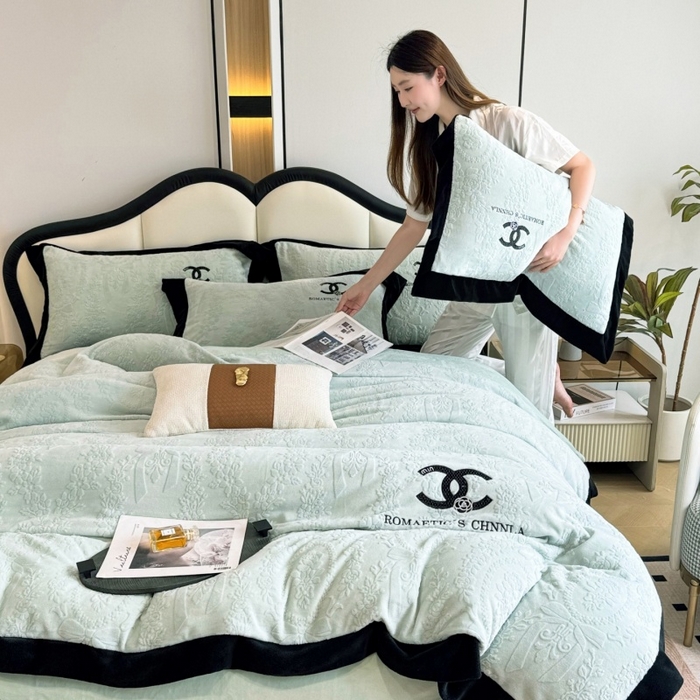 91家纺网 家纺一手货源 找家纺 言熙居家纺 2025新款全消光240克雕花牛奶绒四件套一套重9斤小香风系列 小香风-薄荷绿