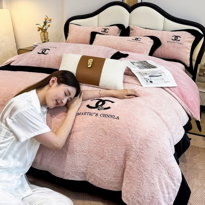 91家纺网 家纺一手货源 找家纺 言熙居家纺 2025新款全消光240克雕花牛奶绒四件套一套重9斤小香风系列 小香风-粉