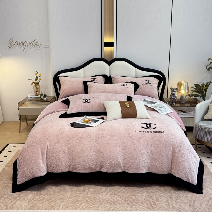 91家纺网 家纺一手货源 找家纺 言熙居家纺 2025新款全消光240克雕花牛奶绒四件套一套重9斤小香风系列 小香风-粉