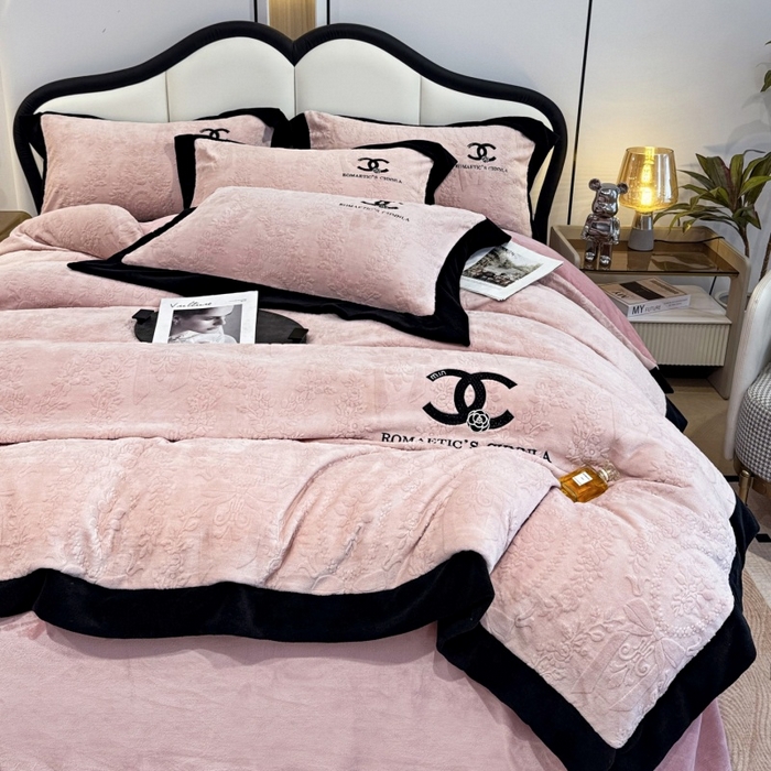 91家纺网 家纺一手货源 找家纺 言熙居家纺 2025新款全消光240克雕花牛奶绒四件套一套重9斤小香风系列 小香风-粉