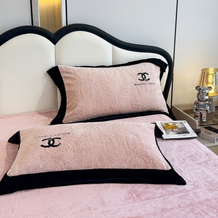 91家纺网 家纺一手货源 找家纺 言熙居家纺 2025新款全消光240克雕花牛奶绒四件套一套重9斤小香风系列 小香风-粉