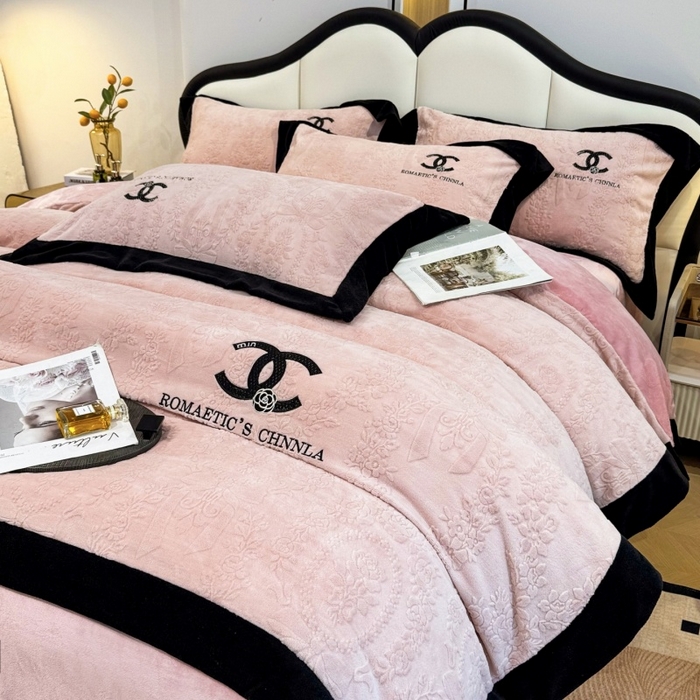91家纺网 家纺一手货源 找家纺 言熙居家纺 2025新款全消光240克雕花牛奶绒四件套一套重9斤小香风系列 小香风-粉