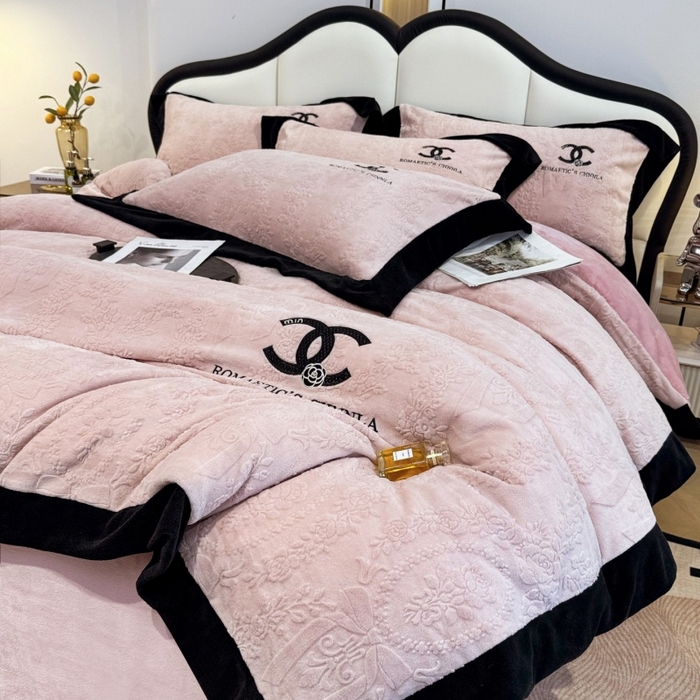 91家纺网 家纺一手货源 找家纺 言熙居家纺 2025新款全消光240克雕花牛奶绒四件套一套重9斤小香风系列 小香风-粉