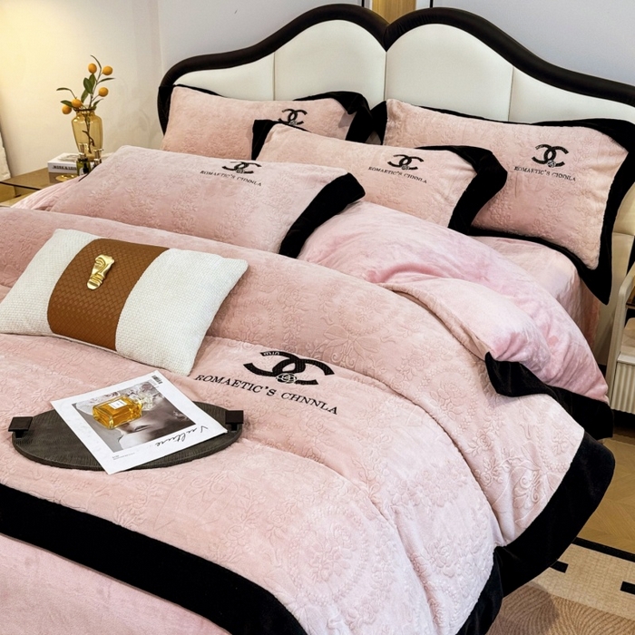 91家纺网 家纺一手货源 找家纺 言熙居家纺 2025新款全消光240克雕花牛奶绒四件套一套重9斤小香风系列 小香风-粉