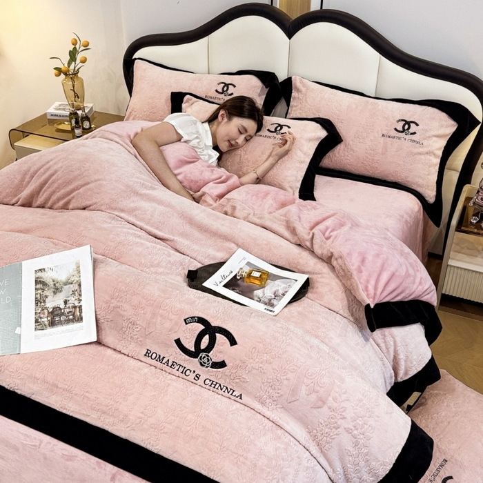 91家纺网 家纺一手货源 找家纺 言熙居家纺 2025新款全消光240克雕花牛奶绒四件套一套重9斤小香风系列 小香风-粉