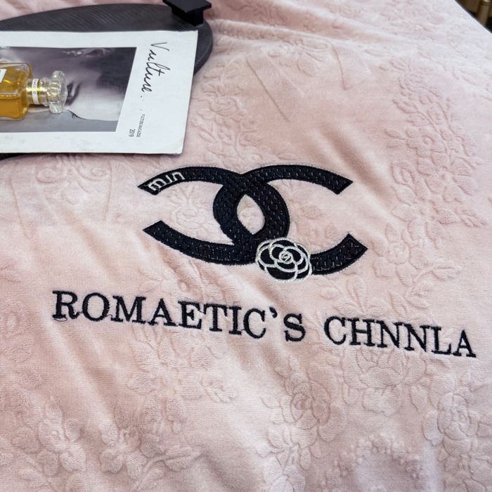 91家纺网 家纺一手货源 找家纺 言熙居家纺 2025新款全消光240克雕花牛奶绒四件套一套重9斤小香风系列 小香风-粉