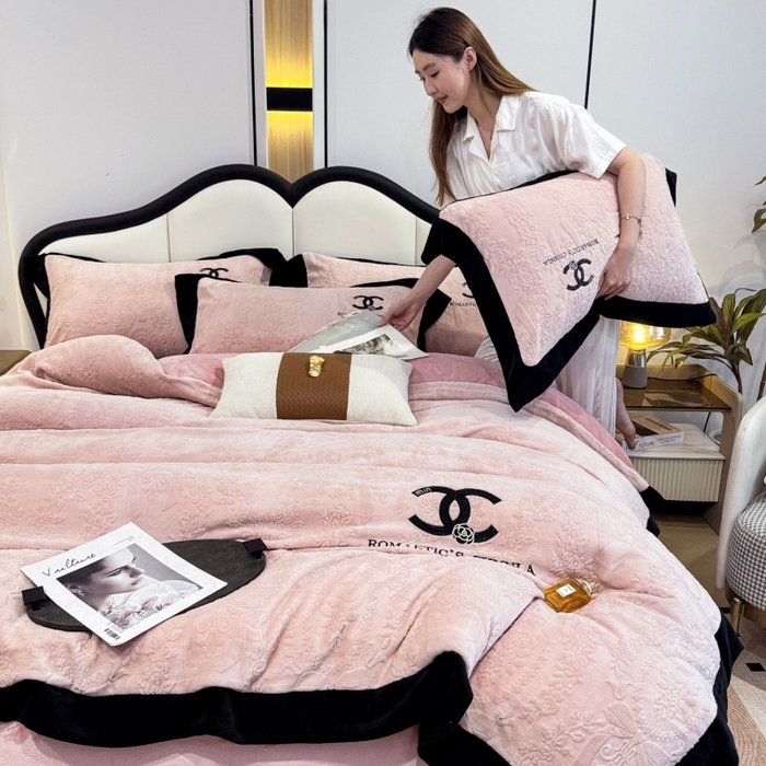 91家纺网 家纺一手货源 找家纺 言熙居家纺 2025新款全消光240克雕花牛奶绒四件套一套重9斤小香风系列 小香风-粉