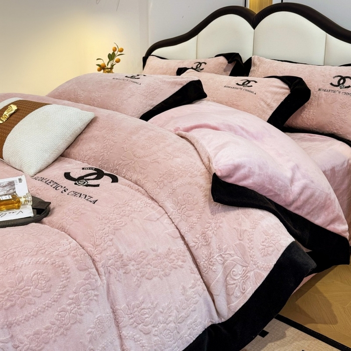 91家纺网 家纺一手货源 找家纺 言熙居家纺 2025新款全消光240克雕花牛奶绒四件套一套重9斤小香风系列 小香风-粉