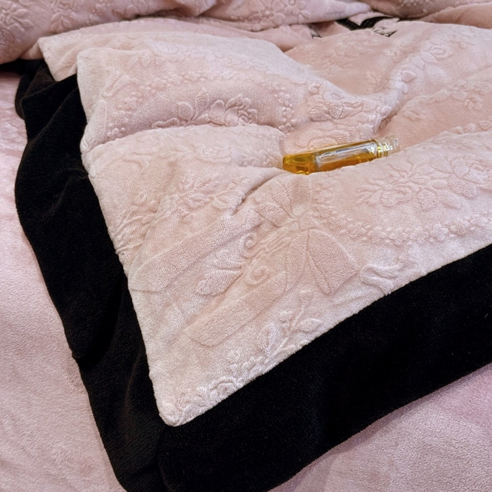 91家纺网 家纺一手货源 找家纺 言熙居家纺 2025新款全消光240克雕花牛奶绒四件套一套重9斤小香风系列 小香风-粉