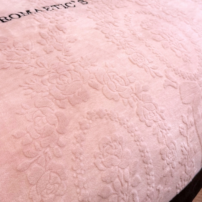 91家纺网 家纺一手货源 找家纺 言熙居家纺 2025新款全消光240克雕花牛奶绒四件套一套重9斤小香风系列 小香风-粉