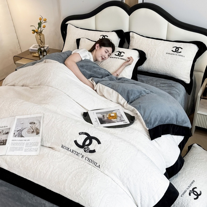 91家纺网 家纺一手货源 找家纺 言熙居家纺 2025新款全消光240克雕花牛奶绒四件套一套重9斤小香风系列 小香风-灰