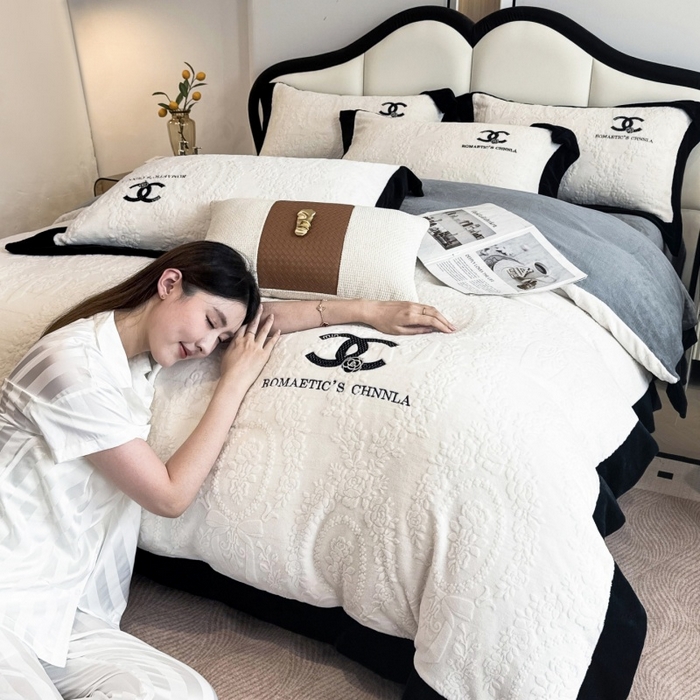 91家纺网 家纺一手货源 找家纺 言熙居家纺 2025新款全消光240克雕花牛奶绒四件套一套重9斤小香风系列 小香风-灰