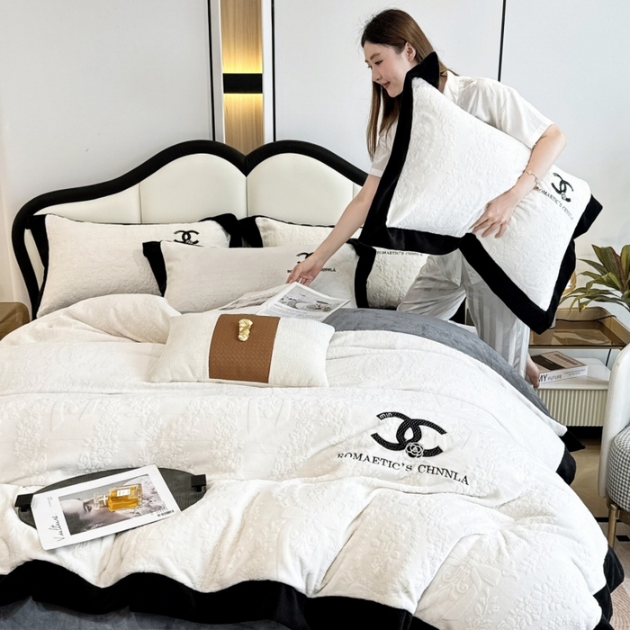 91家纺网 家纺一手货源 找家纺 言熙居家纺 2025新款全消光240克雕花牛奶绒四件套一套重9斤小香风系列 小香风-灰