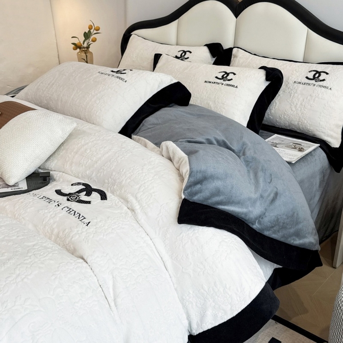 91家纺网 家纺一手货源 找家纺 言熙居家纺 2025新款全消光240克雕花牛奶绒四件套一套重9斤小香风系列 小香风-灰