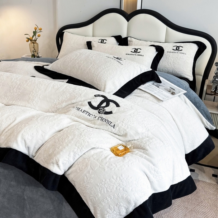 91家纺网 家纺一手货源 找家纺 言熙居家纺 2025新款全消光240克雕花牛奶绒四件套一套重9斤小香风系列 小香风-灰