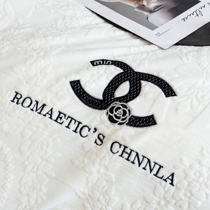 91家纺网 家纺一手货源 找家纺 言熙居家纺 2025新款全消光240克雕花牛奶绒四件套一套重9斤小香风系列 小香风-灰