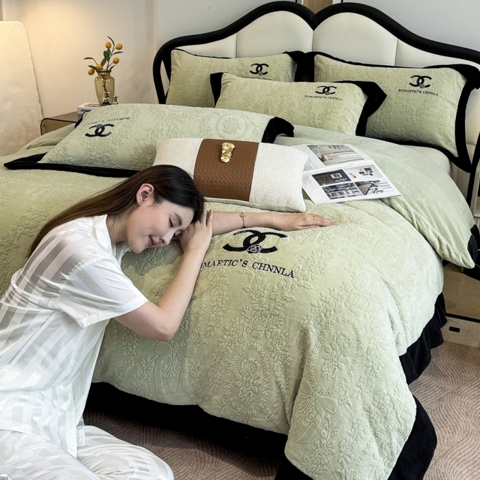 91家纺网 家纺一手货源 找家纺 言熙居家纺 2025新款全消光240克雕花牛奶绒四件套一套重9斤小香风系列 小香风-抹茶绿