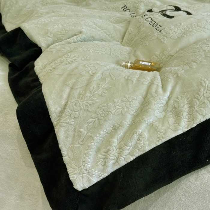 91家纺网 家纺一手货源 找家纺 言熙居家纺 2025新款全消光240克雕花牛奶绒四件套一套重9斤小香风系列 小香风-抹茶绿