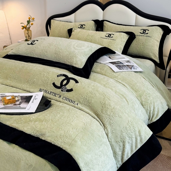 91家纺网 家纺一手货源 找家纺 言熙居家纺 2025新款全消光240克雕花牛奶绒四件套一套重9斤小香风系列 小香风-抹茶绿