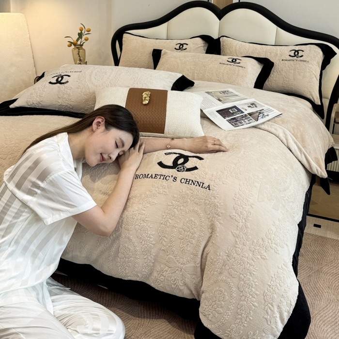 91家纺网 家纺一手货源 找家纺 言熙居家纺 2025新款全消光240克雕花牛奶绒四件套一套重9斤小香风系列 小香风-香槟白