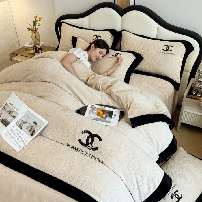 91家纺网 家纺一手货源 找家纺 言熙居家纺 2025新款全消光240克雕花牛奶绒四件套一套重9斤小香风系列 小香风-香槟白