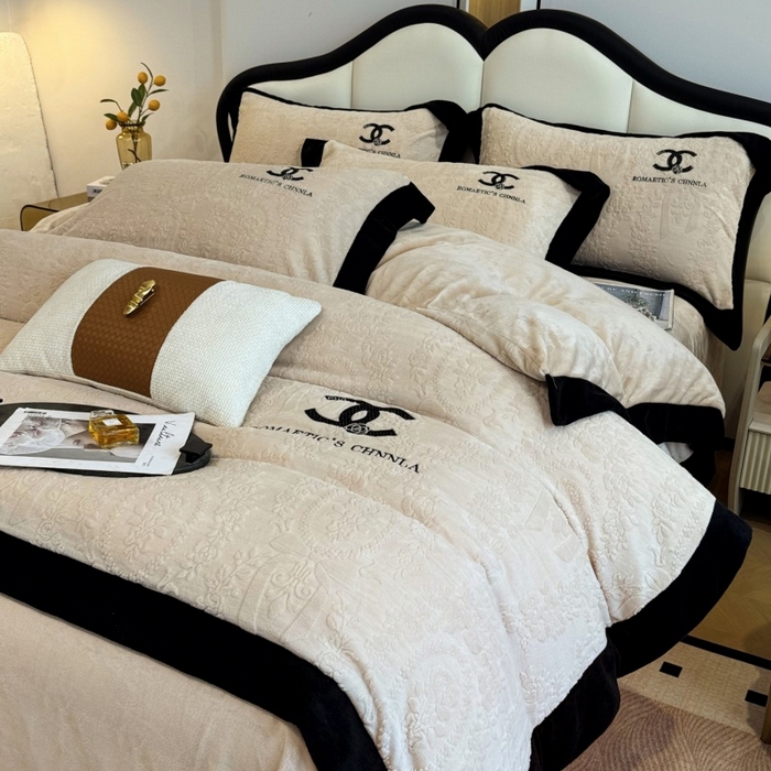 91家纺网 家纺一手货源 找家纺 言熙居家纺 2025新款全消光240克雕花牛奶绒四件套一套重9斤小香风系列 小香风-香槟白