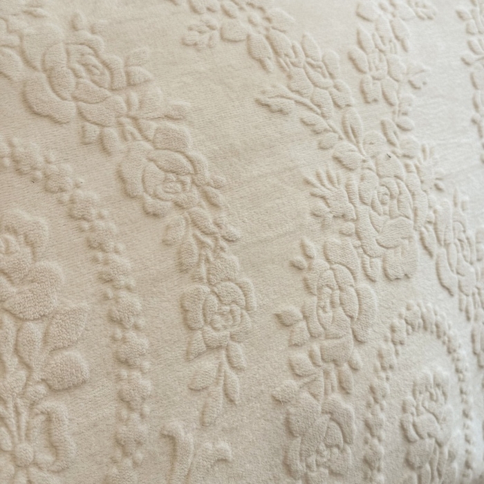 91家纺网 家纺一手货源 找家纺 言熙居家纺 2025新款全消光240克雕花牛奶绒四件套一套重9斤小香风系列 小香风-香槟白